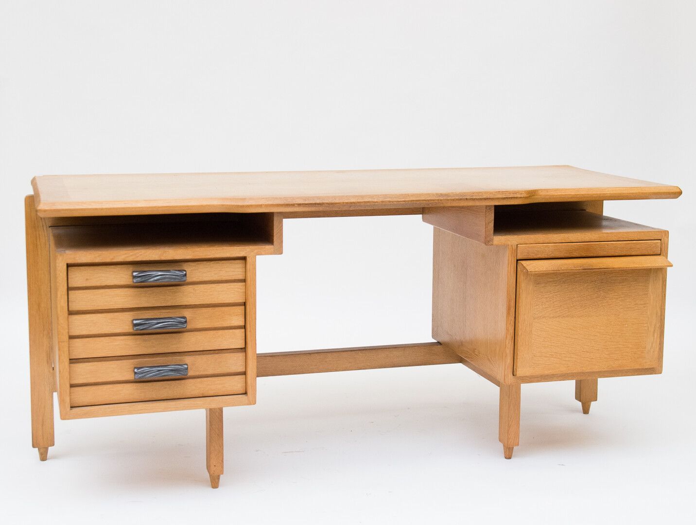 Null 你的房子 - 罗伯特-吉列尔梅（1913-1990）和雅克-尚布隆（1914-2001）。

浅色橡木 "Techno "办公桌，有一个隔间，一个架子&hellip;