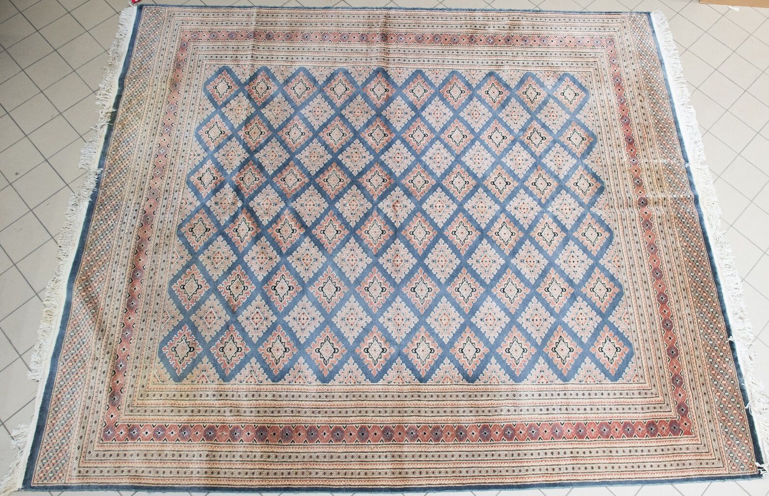 Null Grand tapis pakistanais en laine à motifs de losanges sur fond fleuri (300 &hellip;