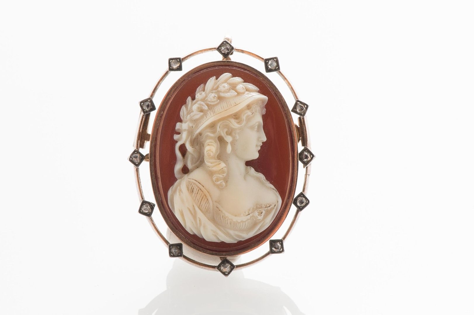 Null Broche pendentif en or jaune 750 millièmes ornée d'un camée sur agate ovale&hellip;