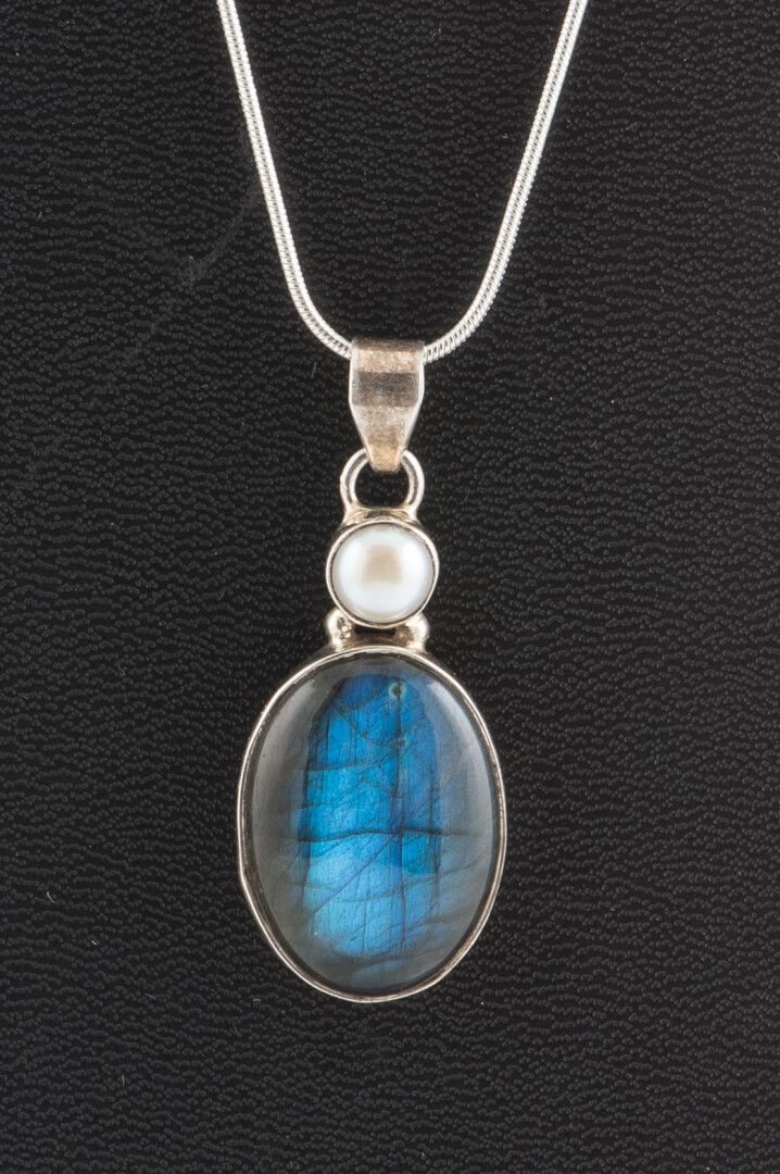 Null Silver chain and pendant, the pendant adorned with a labradorite cabochon a&hellip;