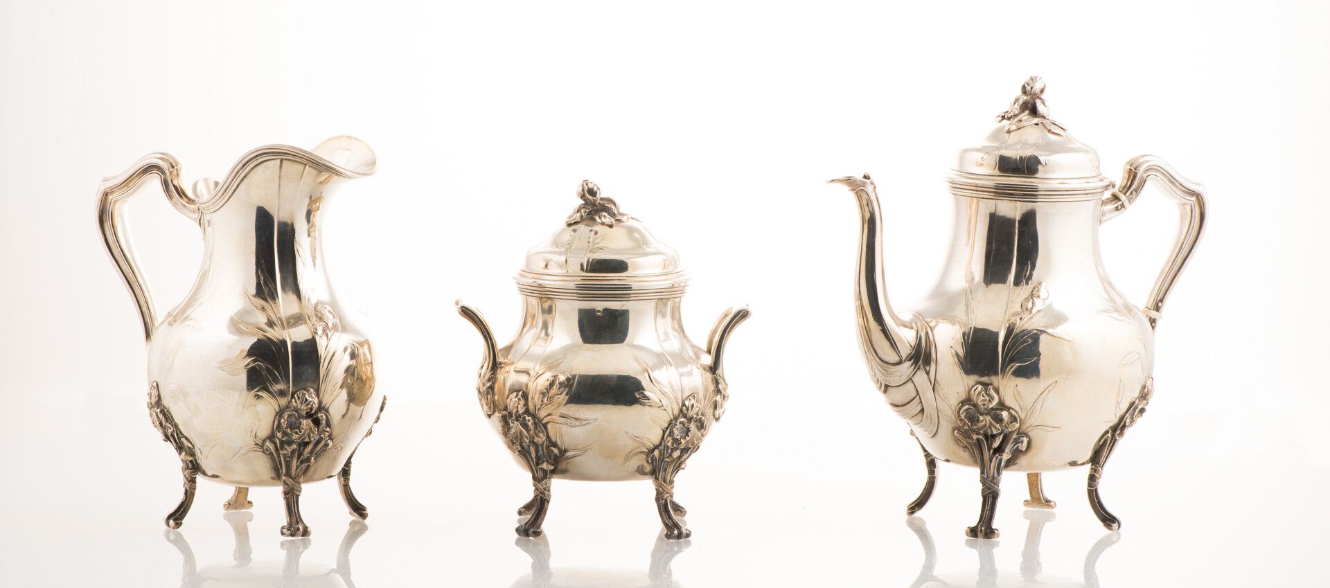 Null 一套Minerva银质茶具，包括一个茶壶，一个牛奶壶和一个有盖糖碗，内部装饰有vermeil，都有新艺术主义的鸢尾花设计。金匠：Hénin et Ci&hellip;