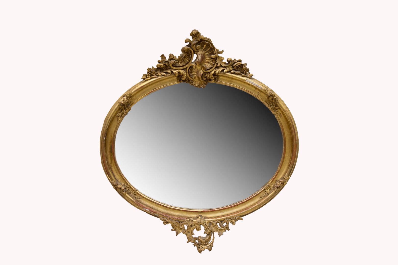 Null Grand miroir ovale en bois et stuc doré, fronton à décor d'une coquille asy&hellip;