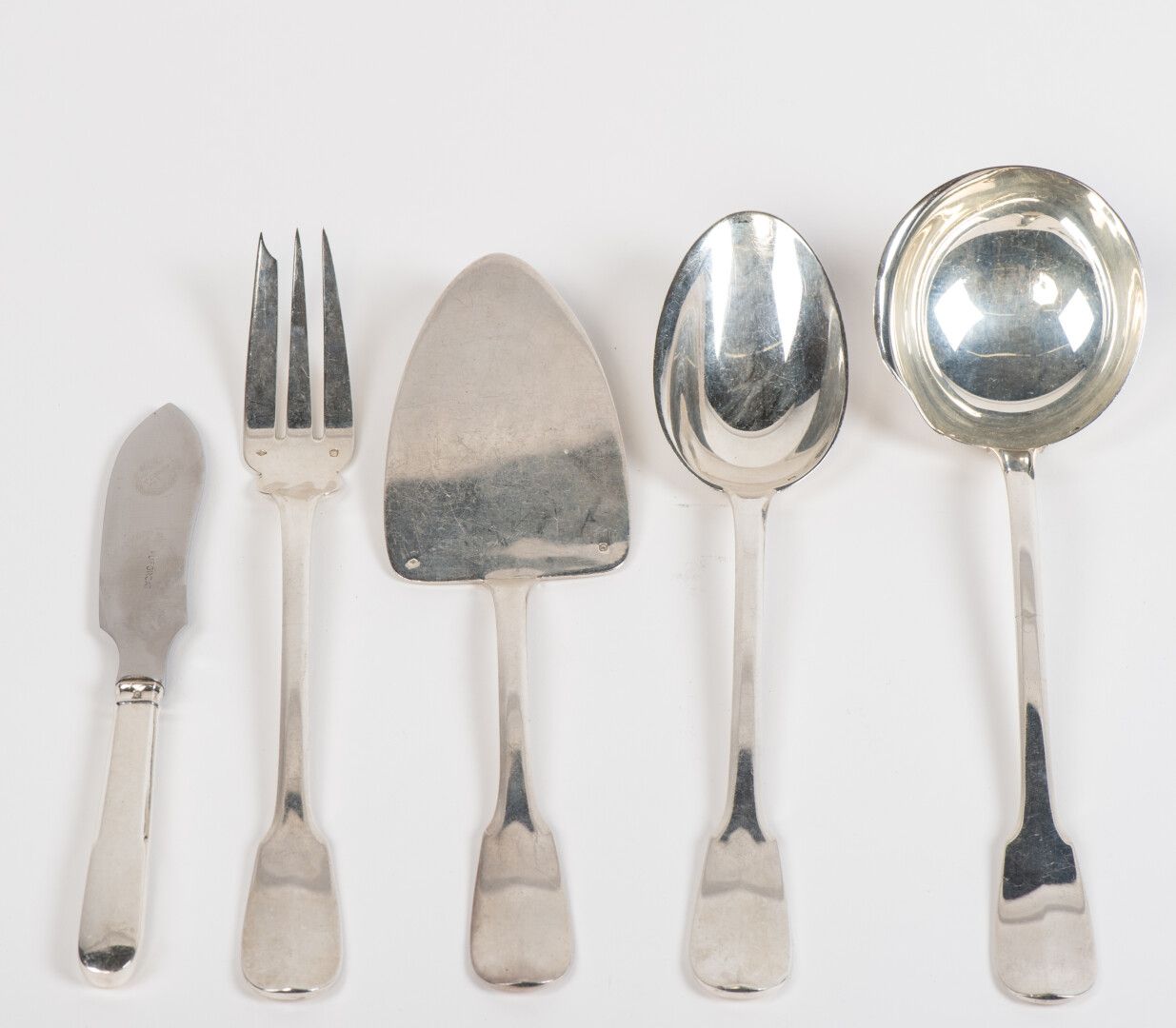 Null 一套银质餐具，印有Minerve的标记，单板模型，包括：1个勺子，1个服务用具，1个蛋糕勺和1把奶酪刀，银质手柄带馅，不锈钢刀片。金匠：Puiforc&hellip;