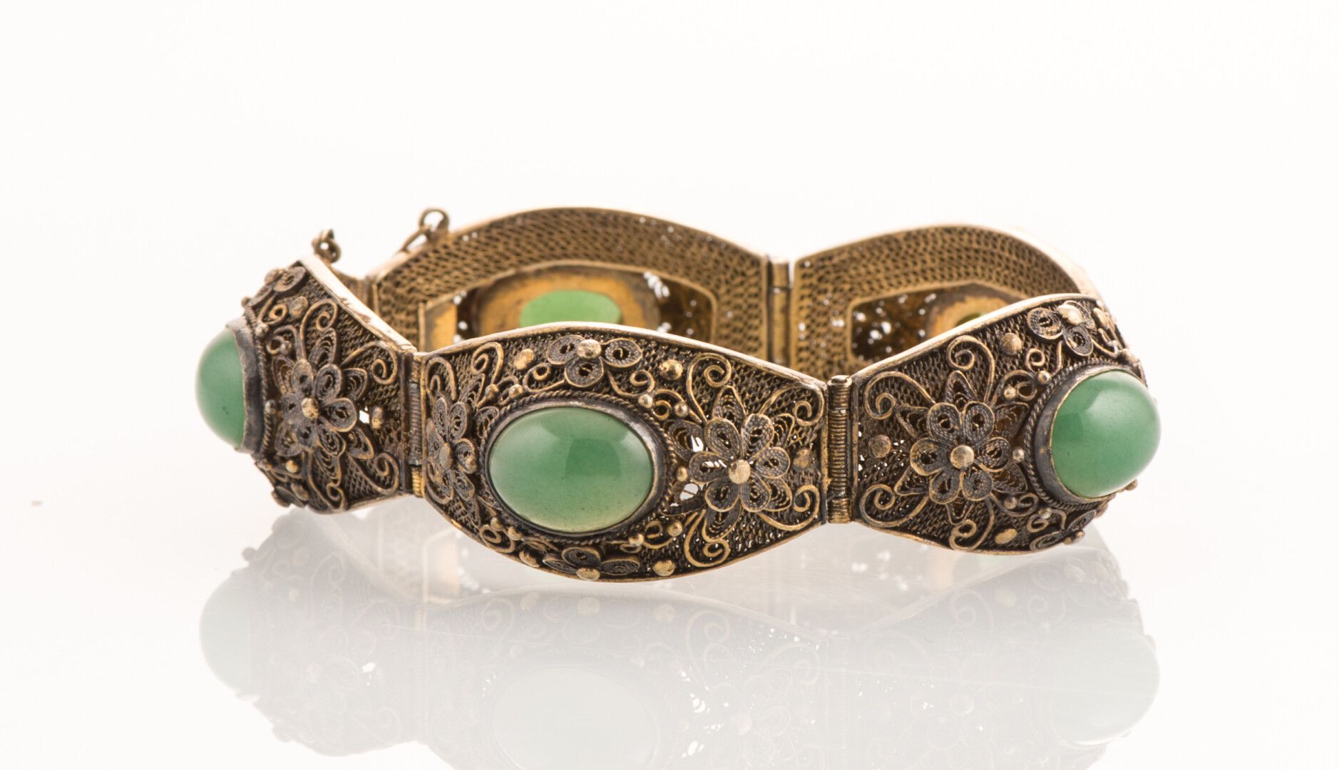 Null 饰有7颗凸圆形绿玉髓的金属丝手链，带安全链的棘轮扣（毛重：46克