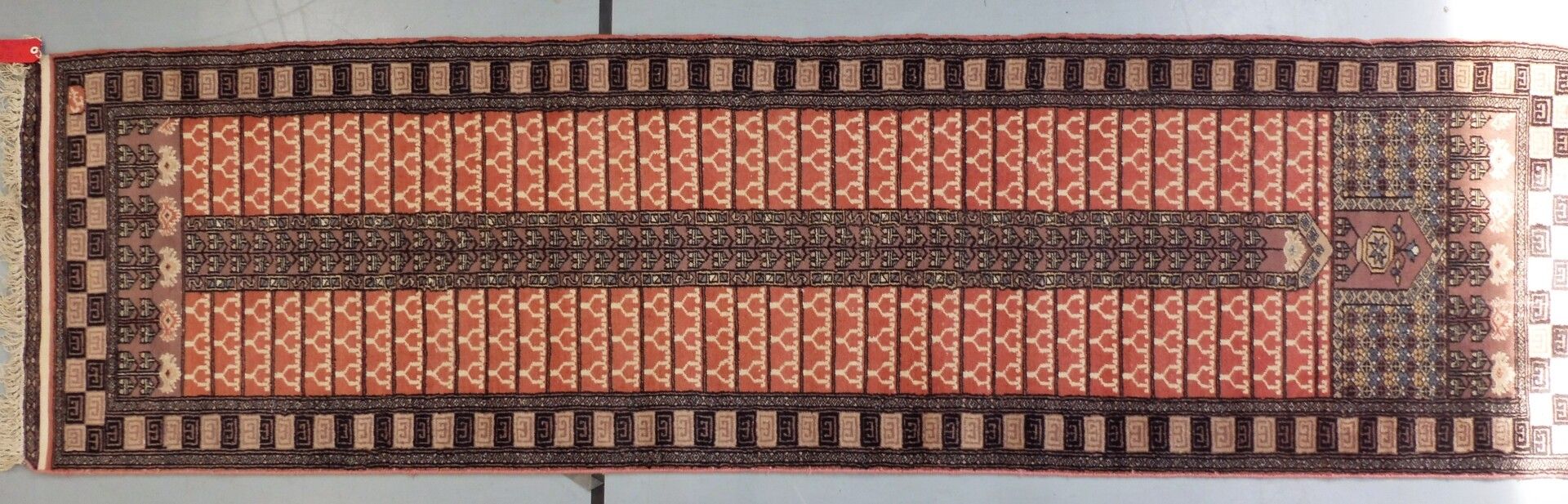 Null Tapis galerie pakistanais en laine à décor géométrique sur fond rose, bordu&hellip;