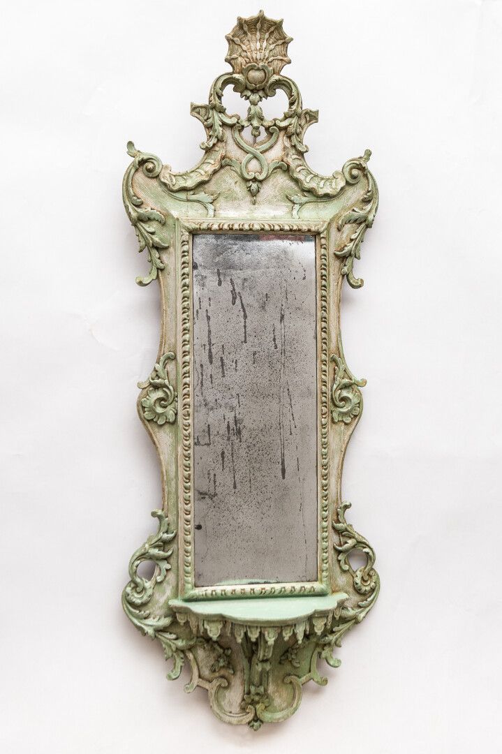 Null Miroir de trumeau en bois laqué vert d'eau à décor d'une coquille et de rin&hellip;