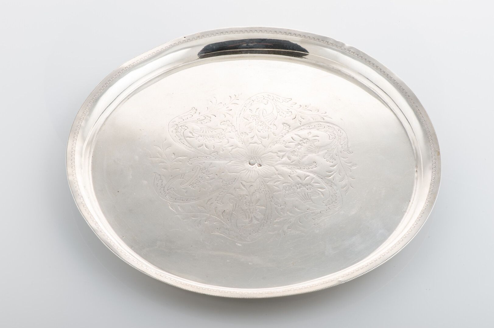Null Bandeja circular de plata extranjera, en forma de cisne, con decoración gra&hellip;