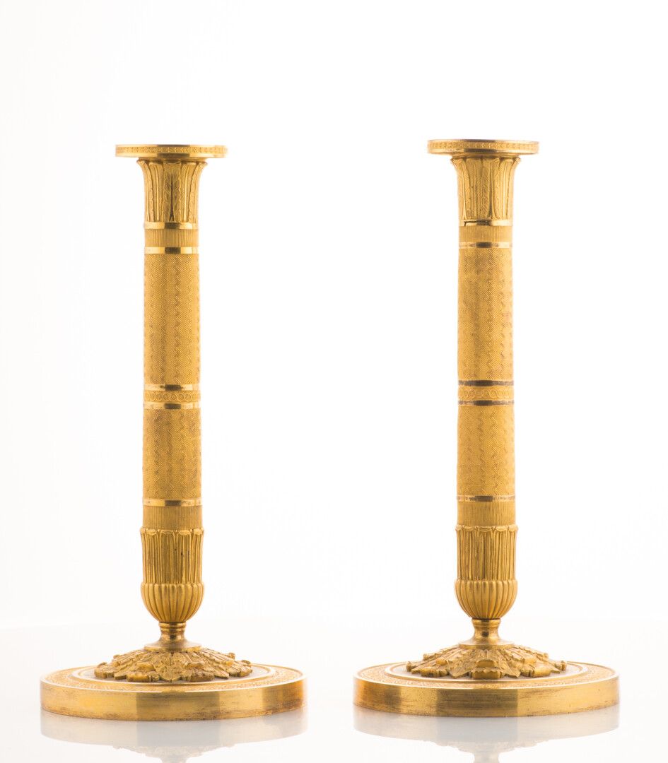 Null 一对铜制凿刻和镀金的火炬，轴上有玑镂装饰，底座上有刺桐叶和交错的楣饰。修复时期，约1830年（高：29.5厘米，底座直径：14厘米）（小事故
