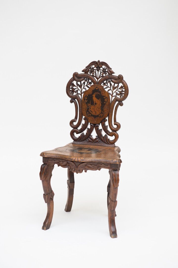 Null 镂空木质音乐椅，饰有花朵，座椅和椅背上镶嵌着花束和麂皮，弯曲的椅腿（高：94厘米，宽：46厘米）（小事故和缺失的部件，没有装置