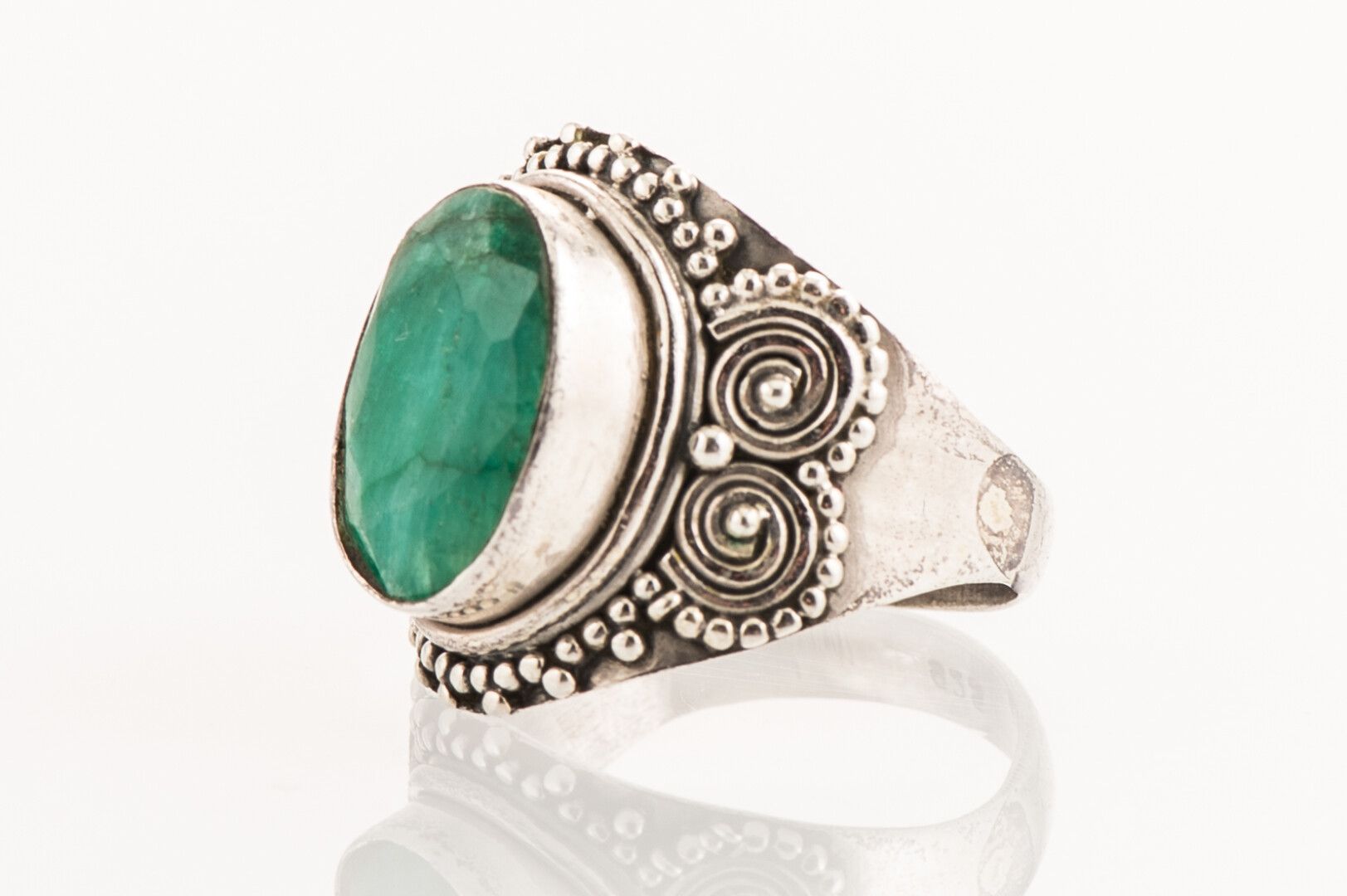 Null Silver ring set with a faceted emerald cabochon TDD 52.5 (Gross weight : 6.&hellip;