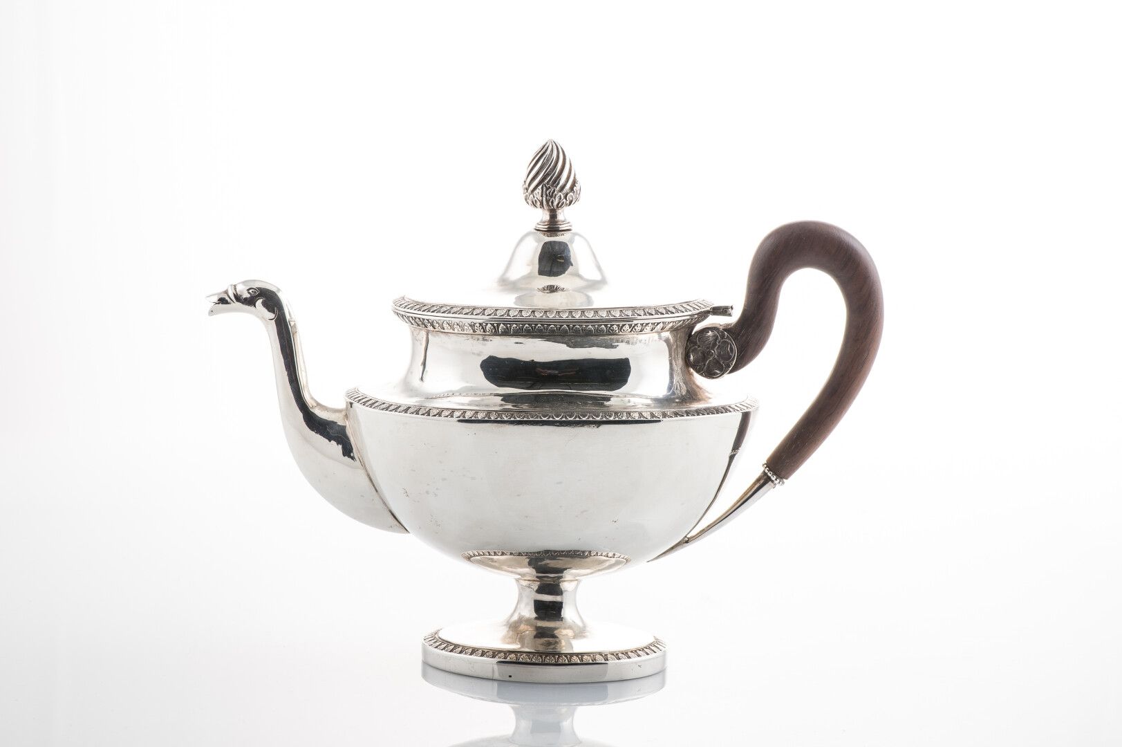 Null 银质茶壶，Charençon印记，有水叶图案，动物头的壶嘴，带有刺桐叶的扭曲网纹，木质手柄（毛重：1011克）（铰链处有意外）。