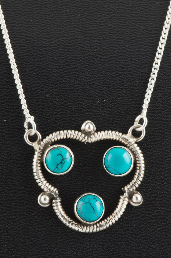 Null Collier en argent, orné de trois cabochons de turquoise dans un motif cordi&hellip;