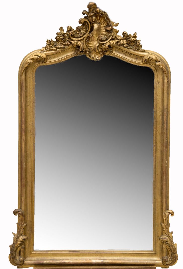 Null Miroir en bois et stuc doré, le fronton à décor d'une coquille déchiquetée &hellip;