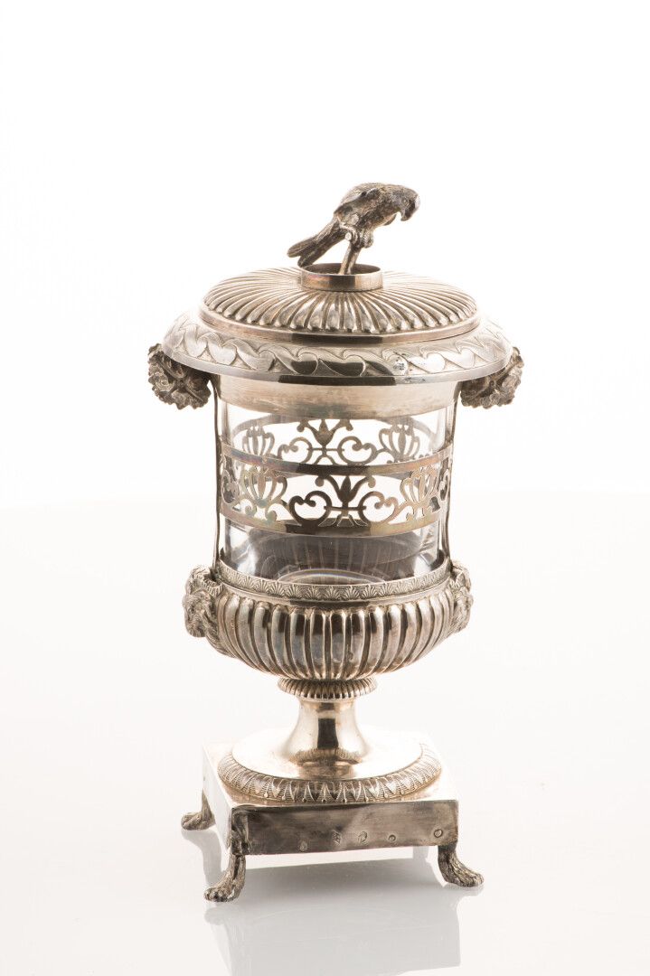 Null 银质花瓶，印有1er Coq的字样，形式为美第奇花瓶，瓶身装饰有公羊头，方形底座和爪足，盖子上有柱子的楣，顶部有一只鹦鹉。巴黎，1798-1809（高&hellip;