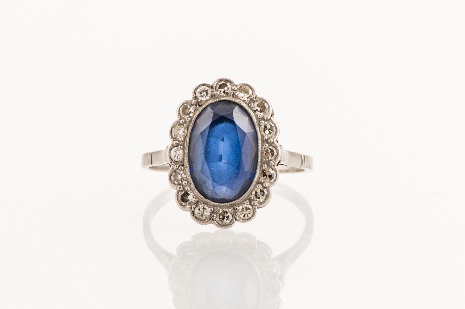 Null 千分之七十五的白金戒指，在一圈白色宝石中装饰着一颗蓝色的石头 TDD 56（毛重：3.9克）（小碎片