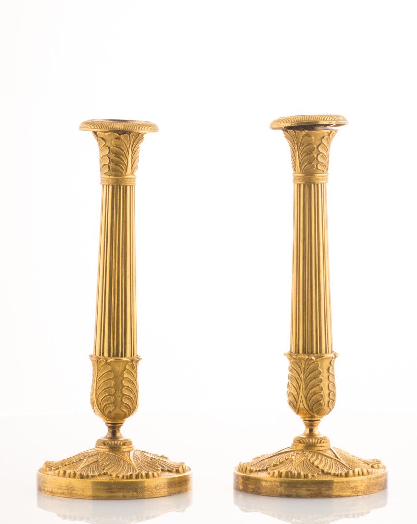 Null Ein Paar getriebene und vergoldete Bronzefackeln, der Schaft mit Flöten und&hellip;