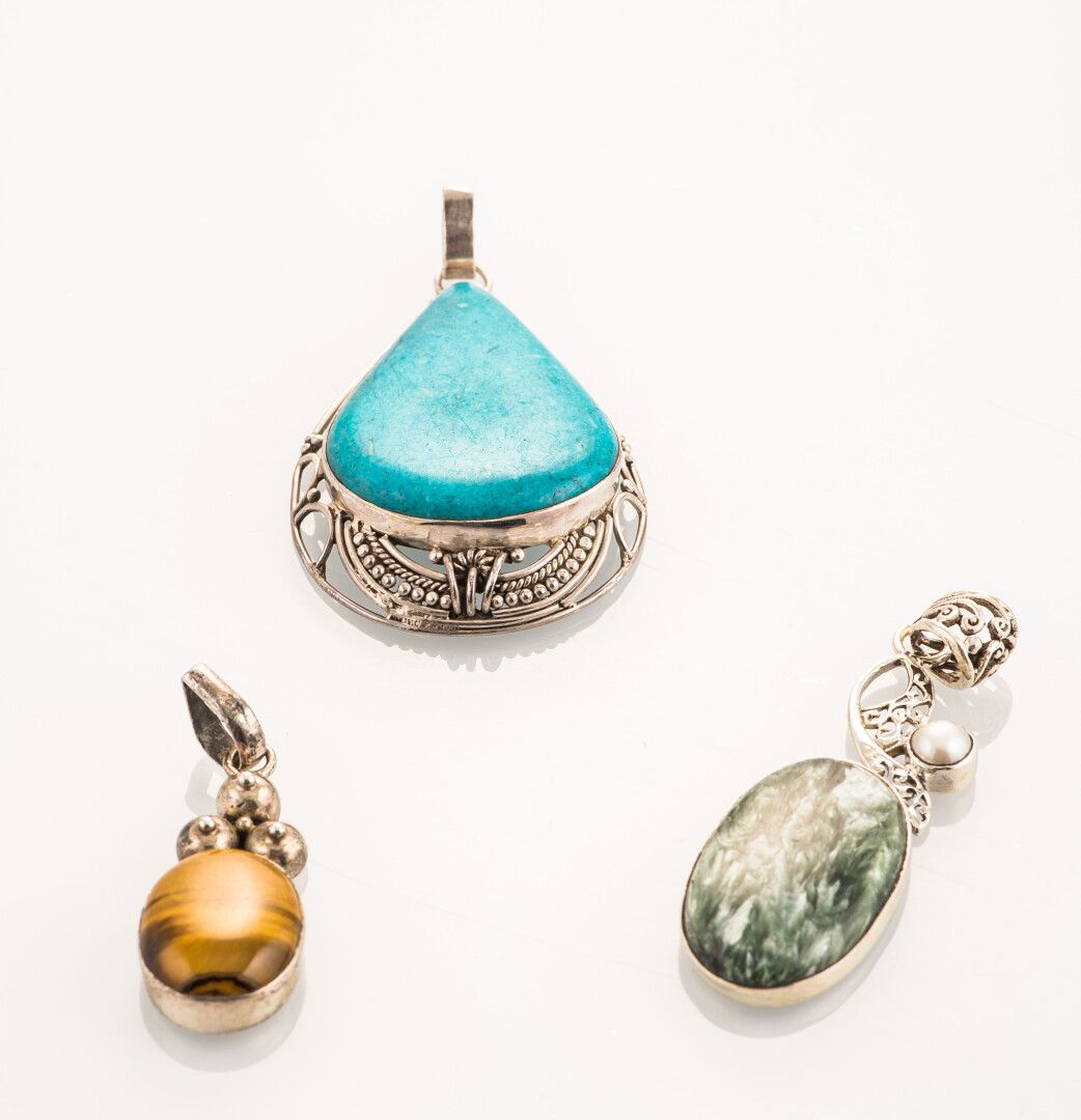 Null Lot of three silver pendants, one with a large pear-shaped turquoise caboch&hellip;