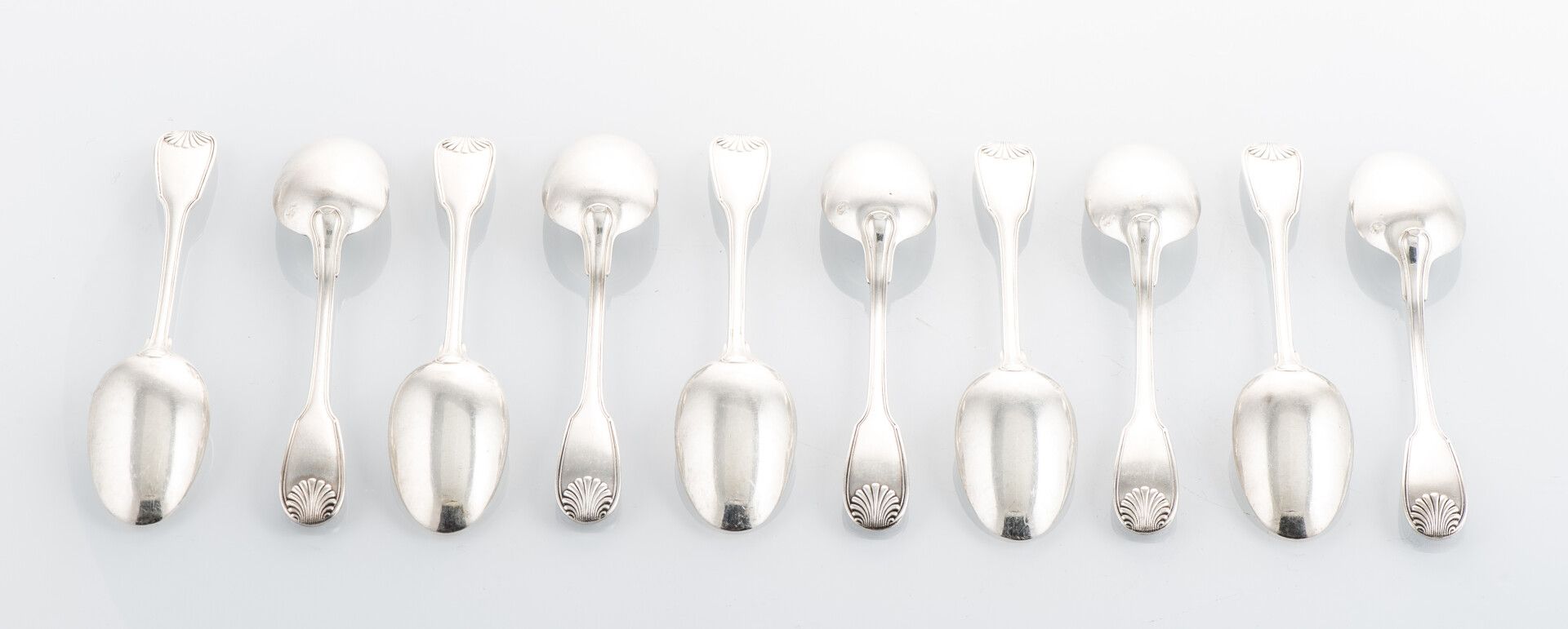 Null Set of 10 silver mocha spoons, Minerve hallmark, shell model, original box.&hellip;