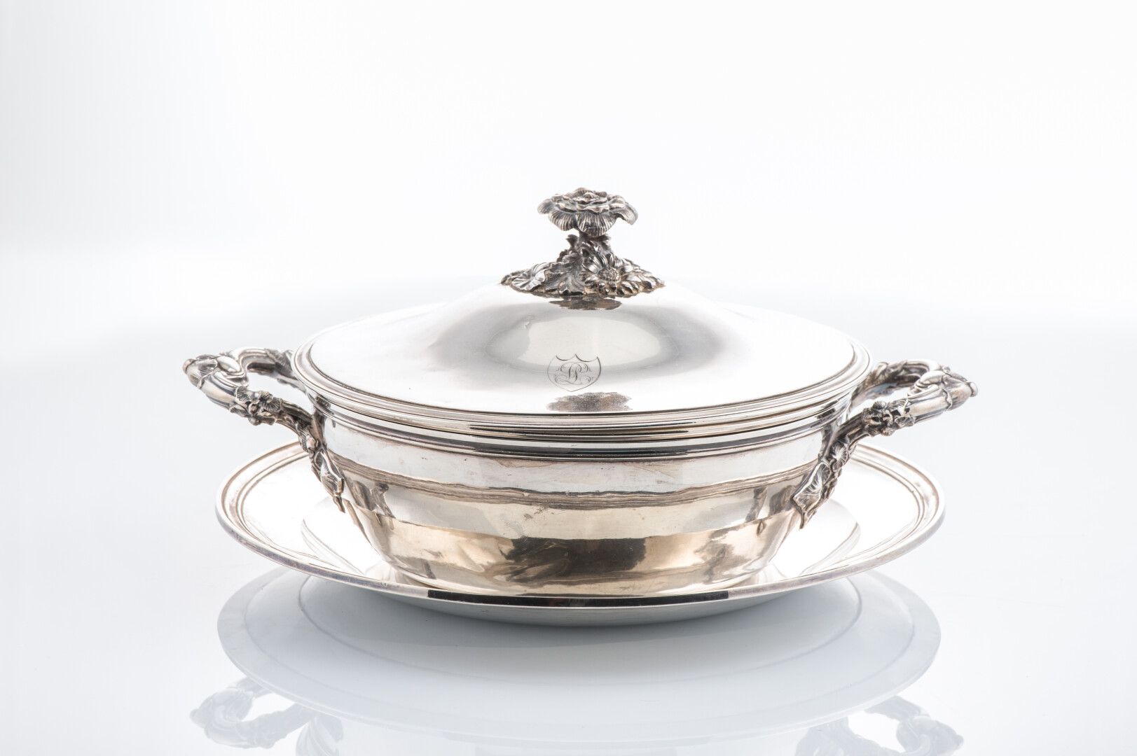 Null Covered vegetable dish and its frame in Minerva silver, the handles with fo&hellip;