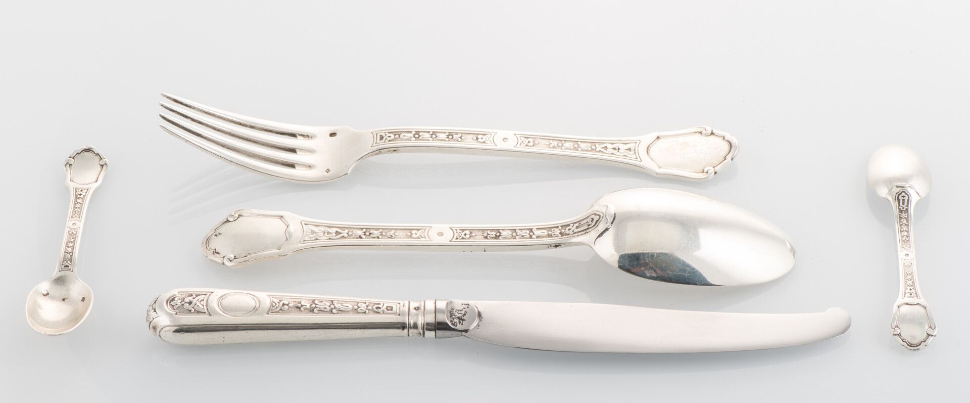 Null 一套带有Minerve标志的银质餐具，18世纪初风格的卷轴图案，包括：一把勺子，一把叉子，一把带不锈钢刀片的刀，银质手柄和两个摩卡勺子。金匠：Téta&hellip;