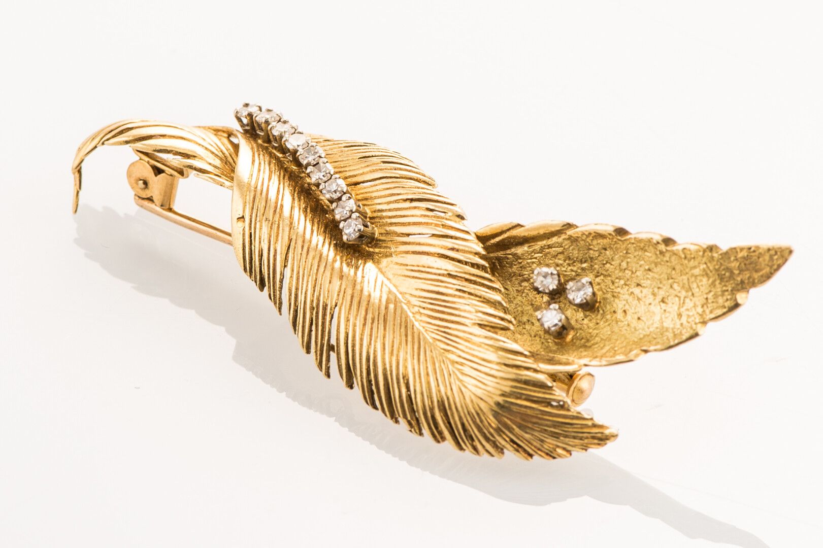 Null Brooch "leaves" in yellow gold 750 thousandths decorated with 12 diamonds (&hellip;