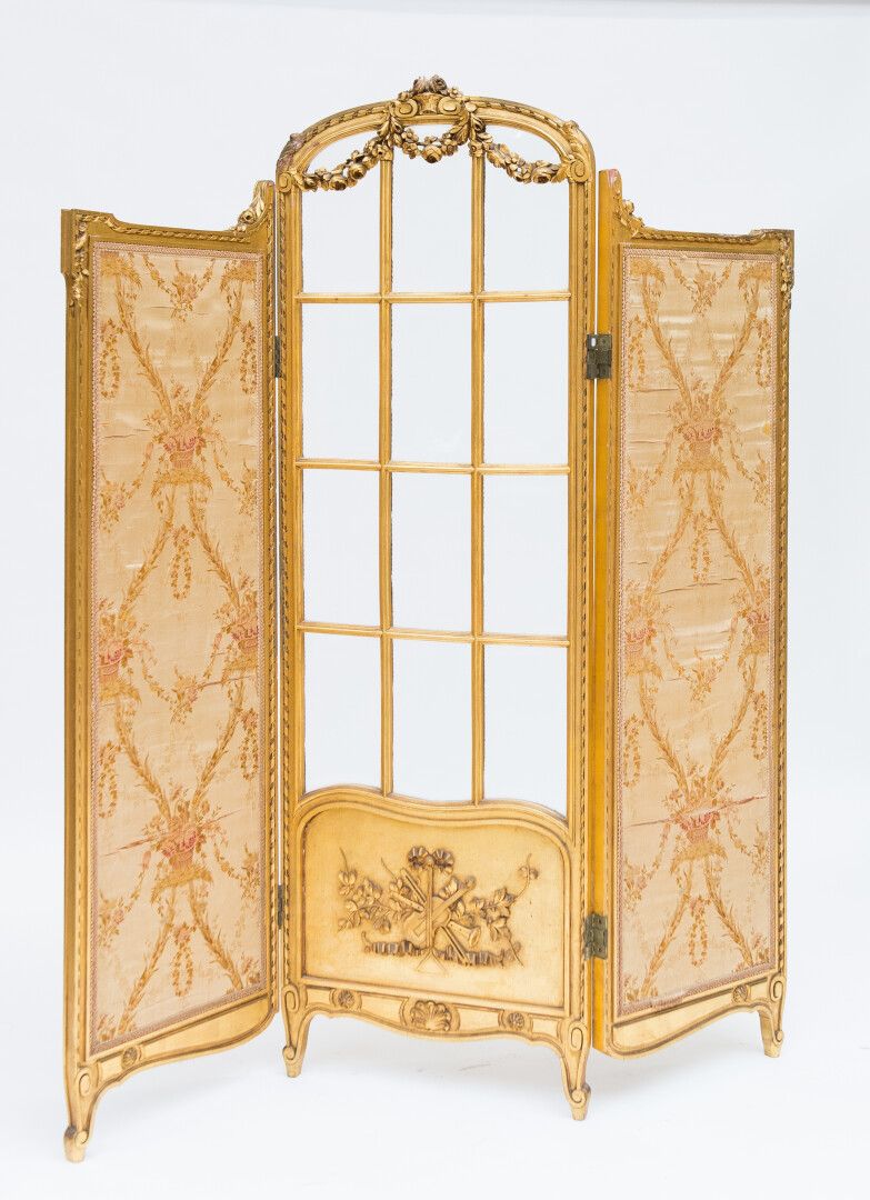Null Carved and gilded wood screen with three leaves, two lined with silk with a&hellip;