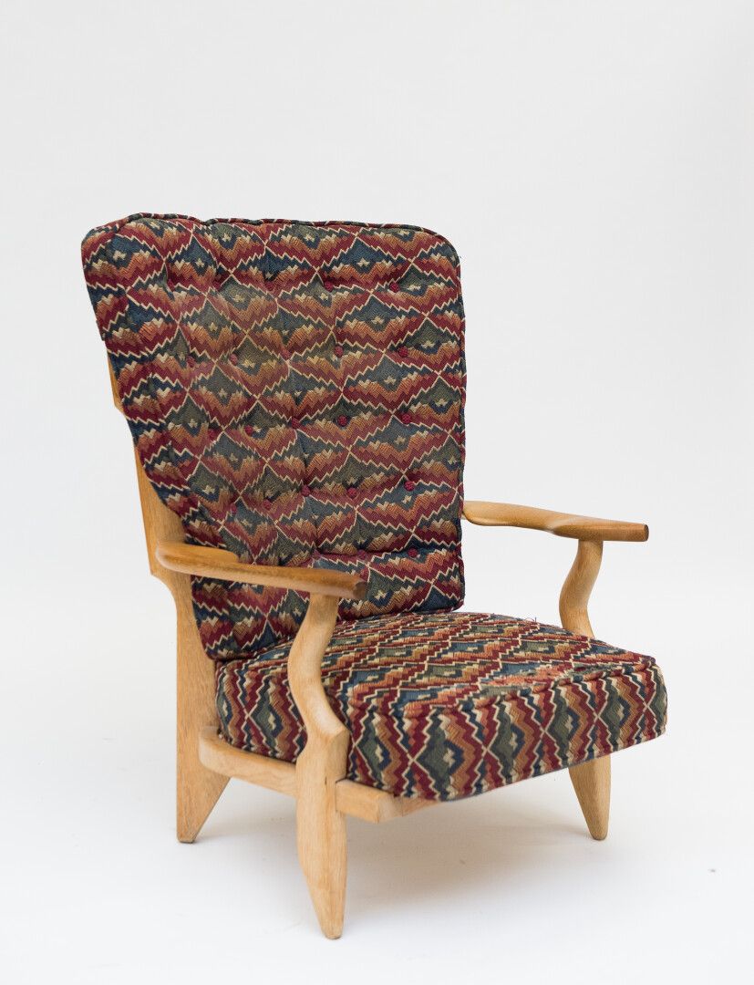 Null 你的房子 - 罗伯特-吉列尔梅（1913-1990）和雅克-尚布隆（1914-2001）。

浅色橡木扶手椅，"Grand Repos"，布面有几何图&hellip;