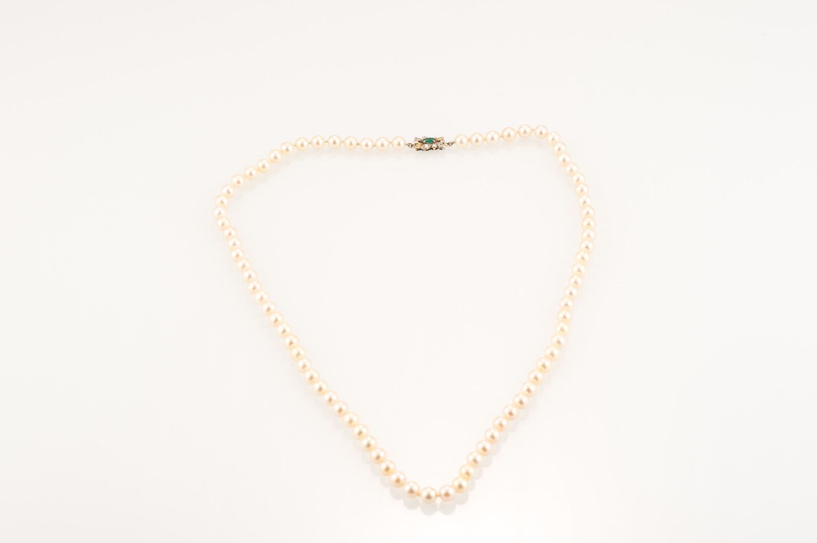Null 由79颗养殖珍珠组成的项链，链扣为白金和黄金，上面镶有一颗脐带式切割的祖母绿和10颗钻石（总重量：52克