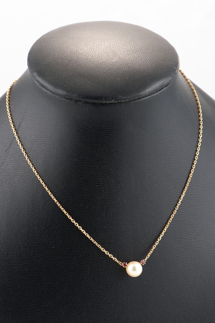 Null 750千分之一黄金项链，装饰有一颗文化珍珠（直径7.8毫米），肩部有两颗红宝石（总重量：3.5克）（长度：35厘米）。