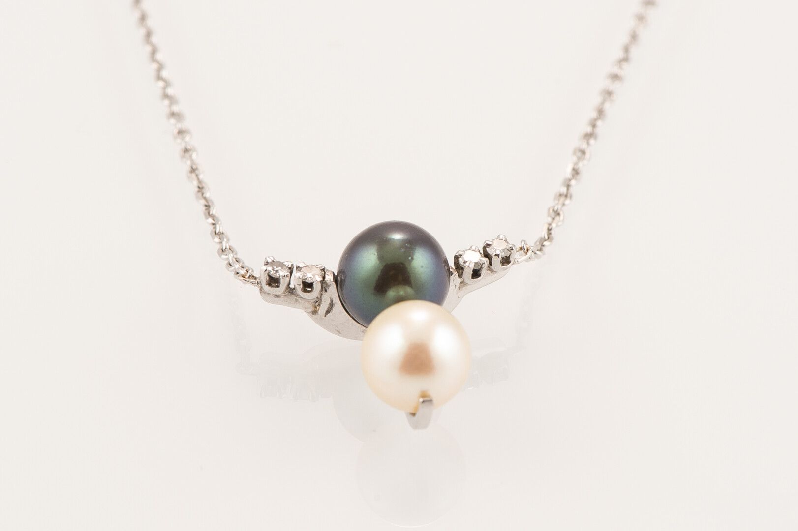Null 750千分之一白金项链，装饰有一颗大溪地珍珠和一颗养殖珍珠，周围有四颗钻石（毛重：5.2克）（长度：35厘米）。