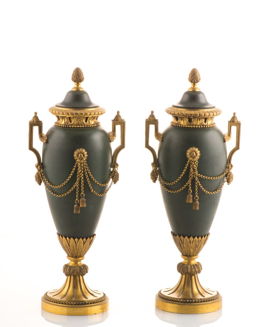 Null Paire de vases en bronze ciselé et doré et bronze laqué vert, les anses réu&hellip;