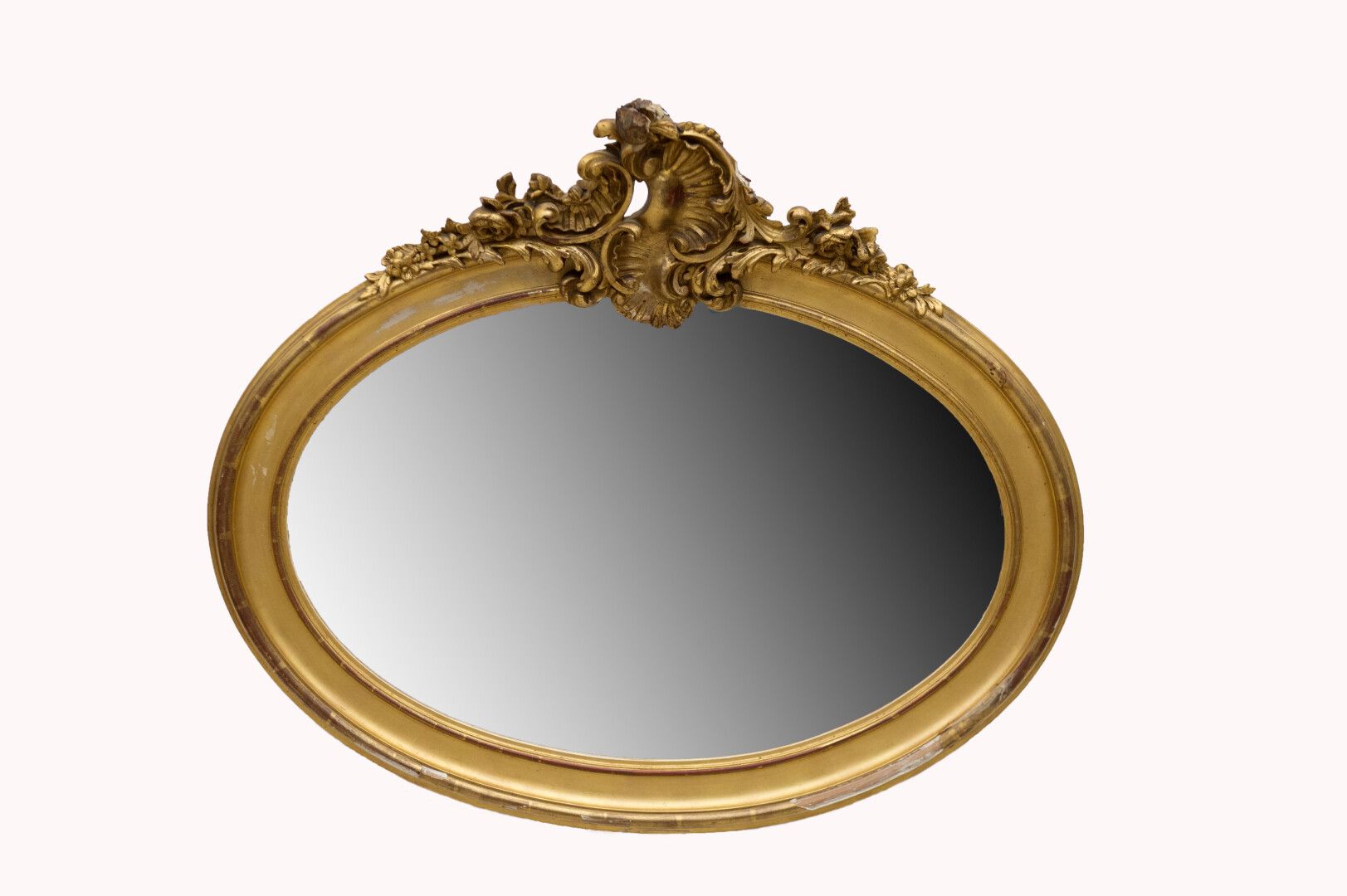 Null Grande specchio ovale in legno e stucco dorato, frontone decorato con una c&hellip;