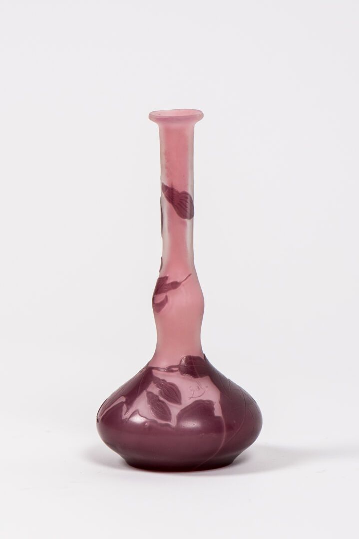 Null etablissements gallé.紫罗兰色多层玻璃溶胶花瓶，有酸蚀的伏羲花装饰，已签名（高：16.5厘米）