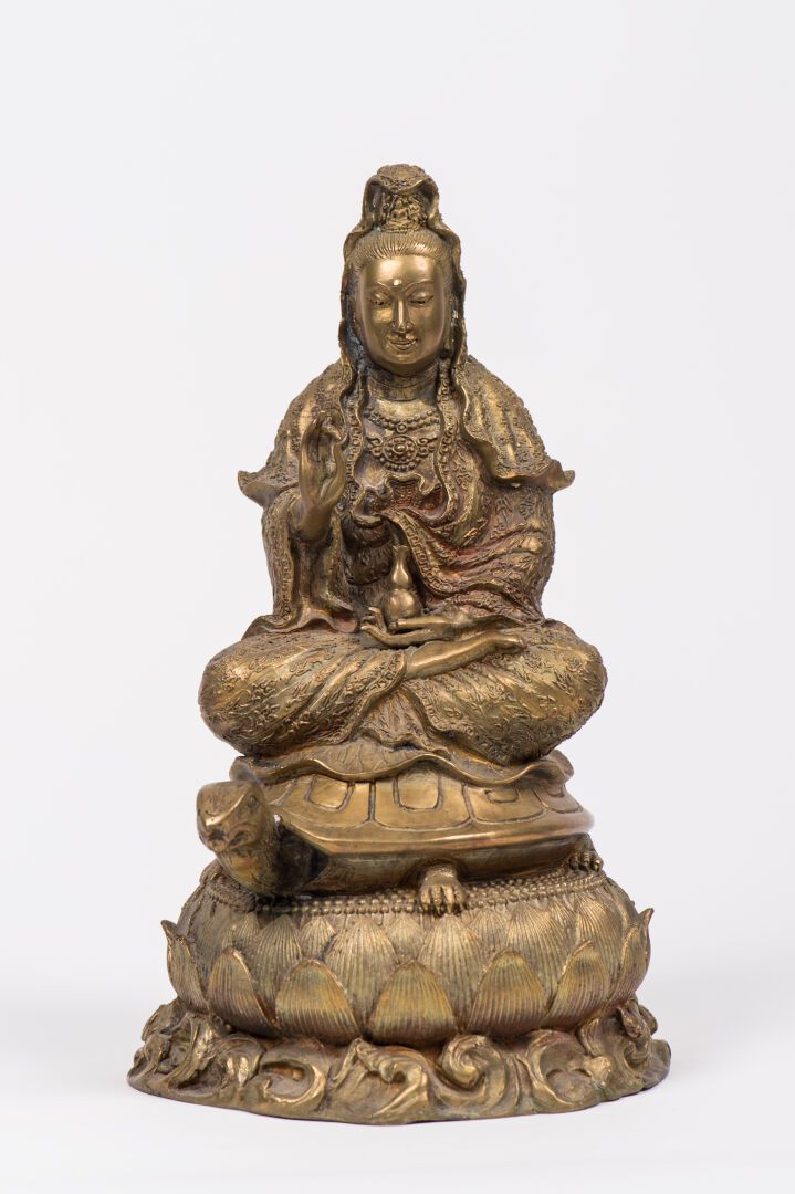 Null 鎏金青铜主题，表现佛祖坐在龟背上的莲花形底座上，手握维塔卡-穆德拉，手持阿姆利塔瓶。中国，20世纪（高：29厘米）