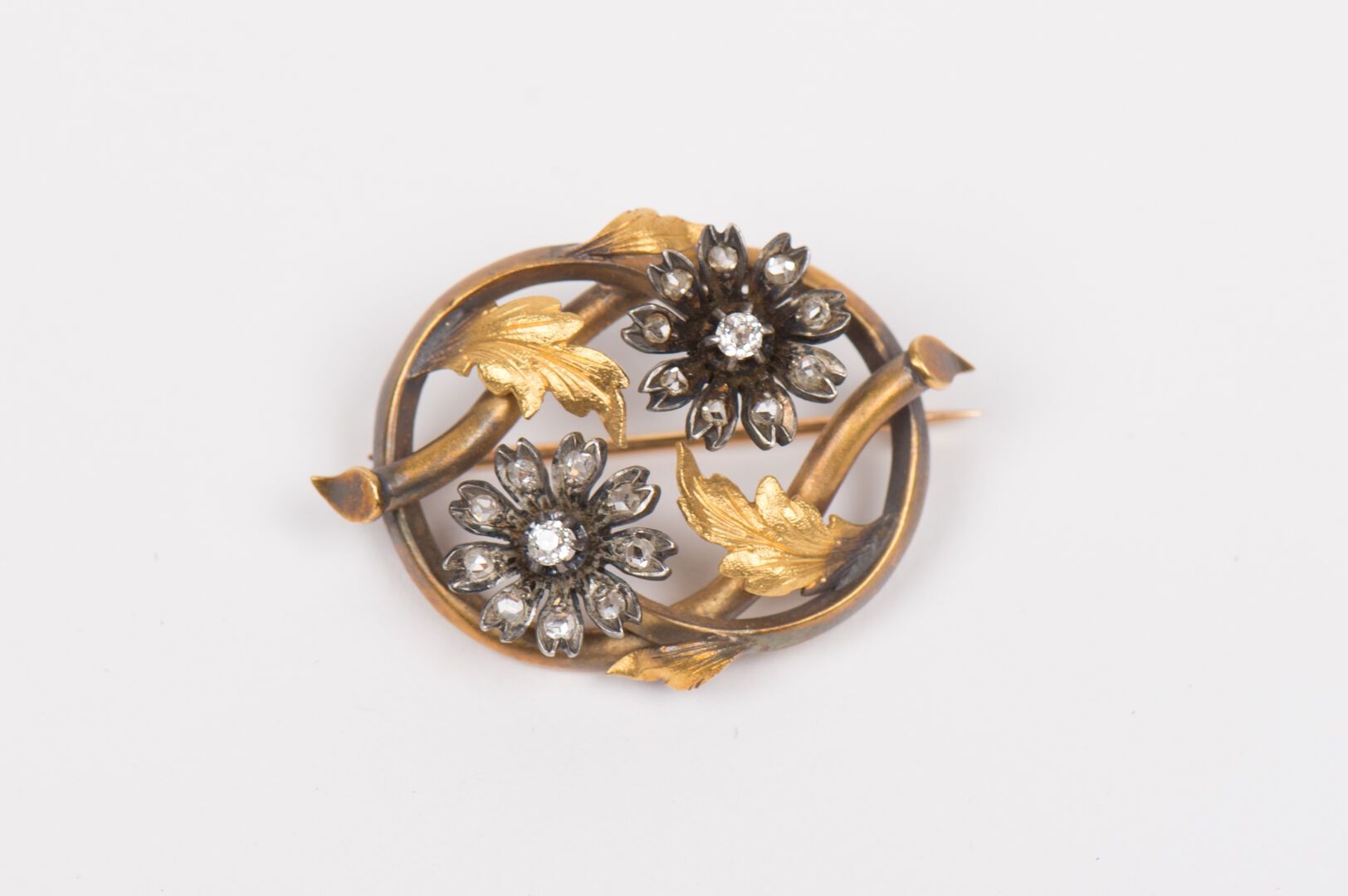 Null Brooch in yellow gold 750 thousandths and silver, with flowers set with sma&hellip;