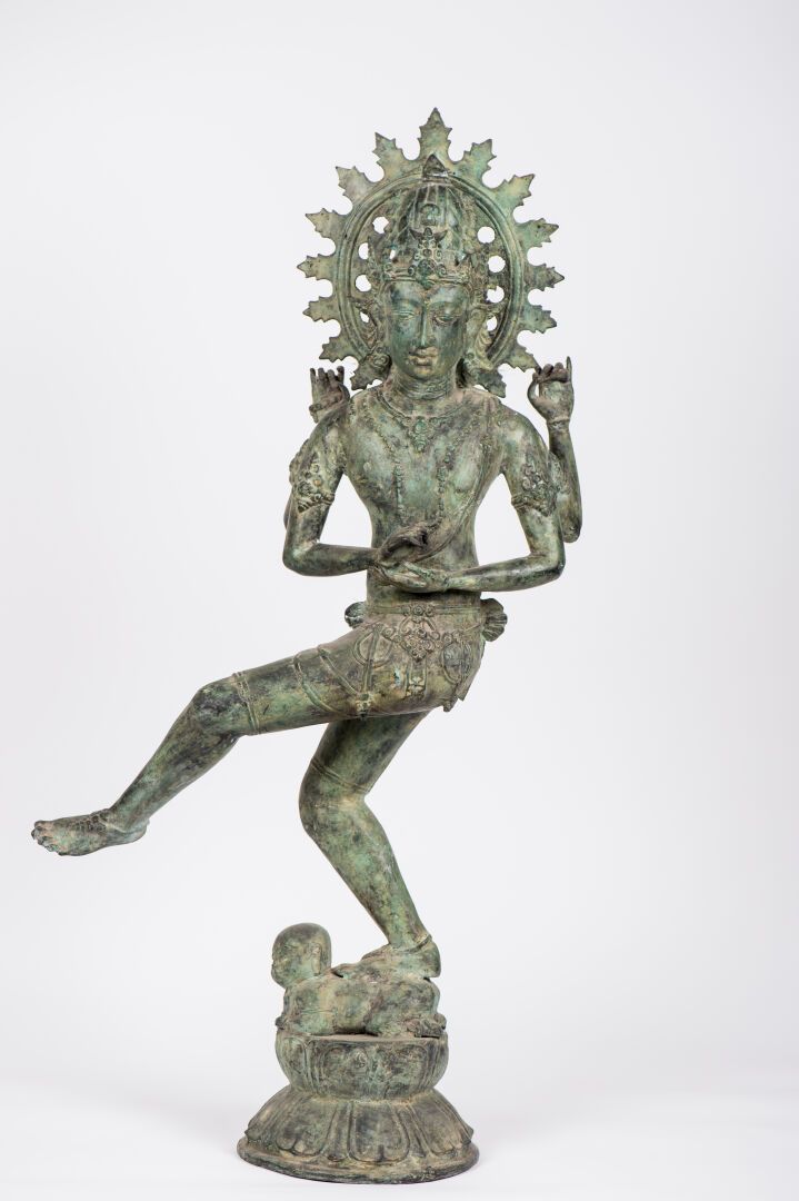 Null 绿色铜质主题，表现湿婆站立并压制无知的恶魔穆亚拉卡，他的一只手拿着达玛鲁鼓，放在莲花形底座上。印度 (高: 99厘米)