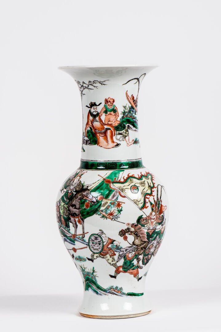 Null *瓷瓶有拱形的底座和高高的喇叭形的颈部，装饰有绿色家族珐琅的战斗场景，肩部装饰有希腊的楣条。中国 19世纪 （高：45.5厘米）