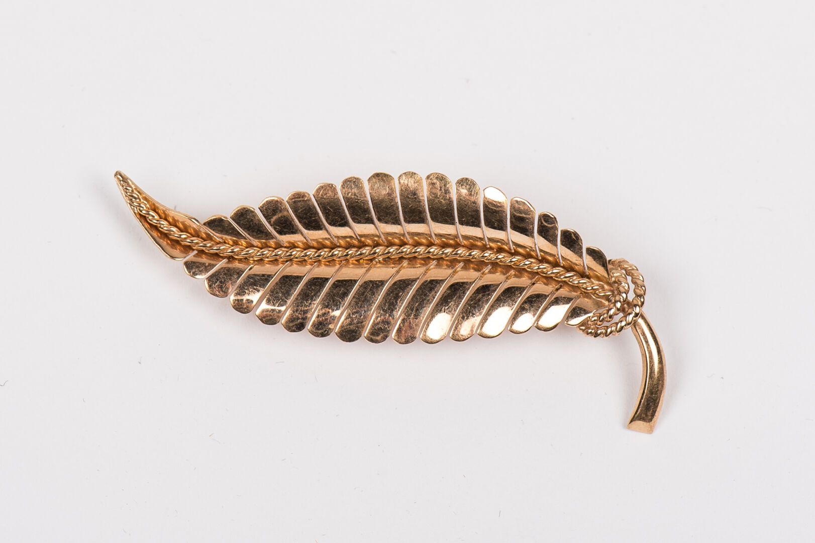 Null Brooch "Plume" in yellow gold 750 thousandths (weight : 6,5 g)