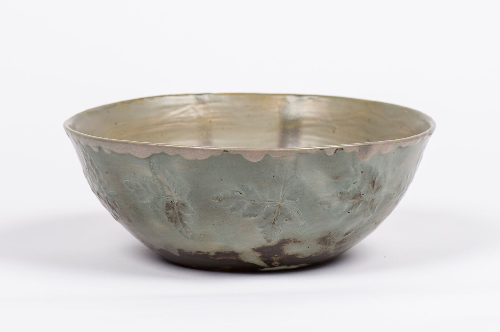 Null Yoland CAZENOVE（1914-2009）。米色和棕色珐琅彩石器大空心杯，有浅色空心叶子的装饰，背面有签名和编号（高：10厘米，直径：26厘&hellip;