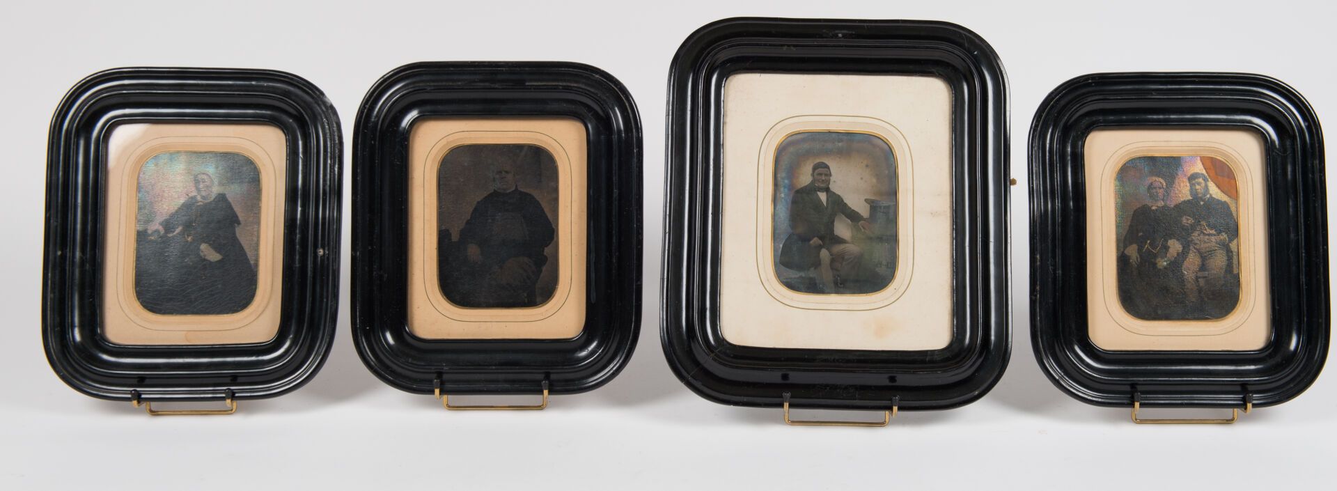 Null 四幅达盖尔摄影作品，装在模制的发黑木框中，两幅男性肖像，一幅女性肖像和一幅夫妇肖像，有些是水粉画的亮点（最大的框架：36 x 31厘米）（磨损）。