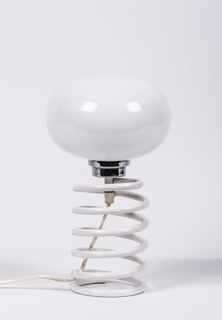 Null 英戈-毛勒（1932-2019）。白色漆面金属台灯 "春天"，上面有一个扁平的不透明的白色灯泡。1970年左右（高：31厘米）