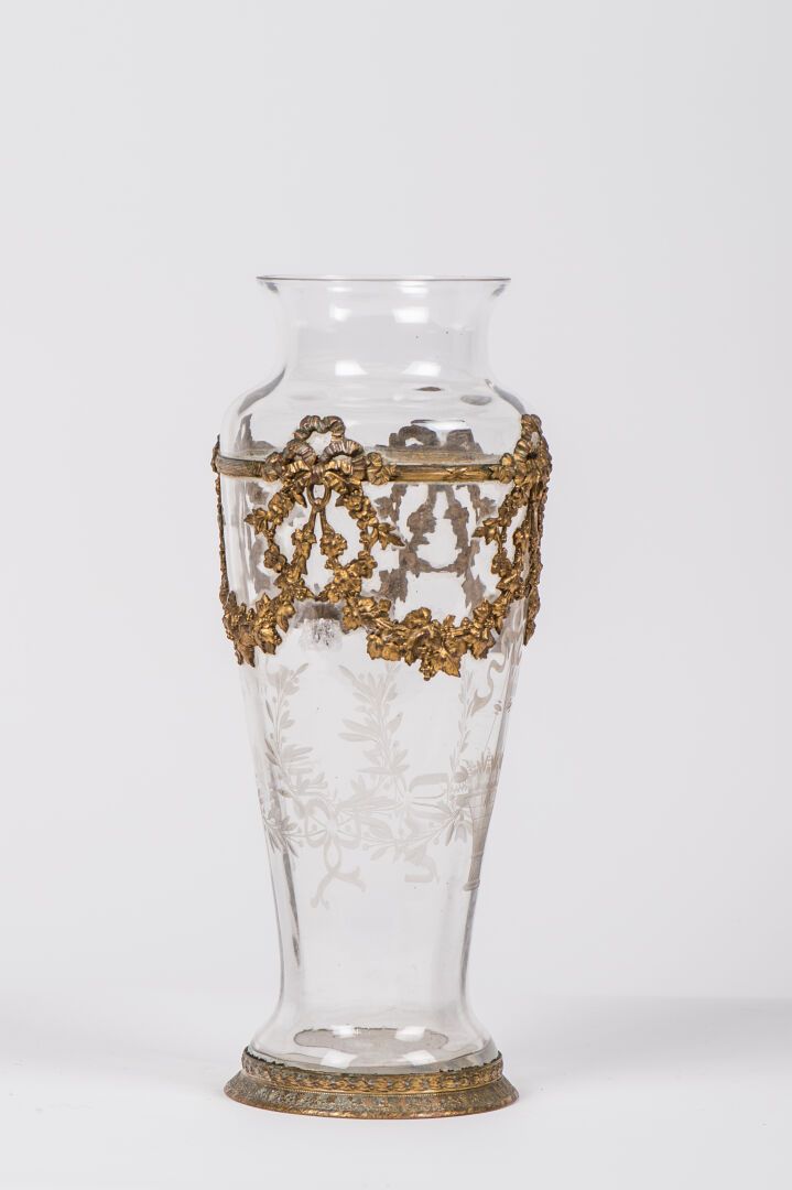 Null 饰有花篮的切割水晶柱形花瓶，镀金的黄铜支架和底座饰有丝带、藤蔓花环和棕榈花。19世纪晚期（高：31厘米）