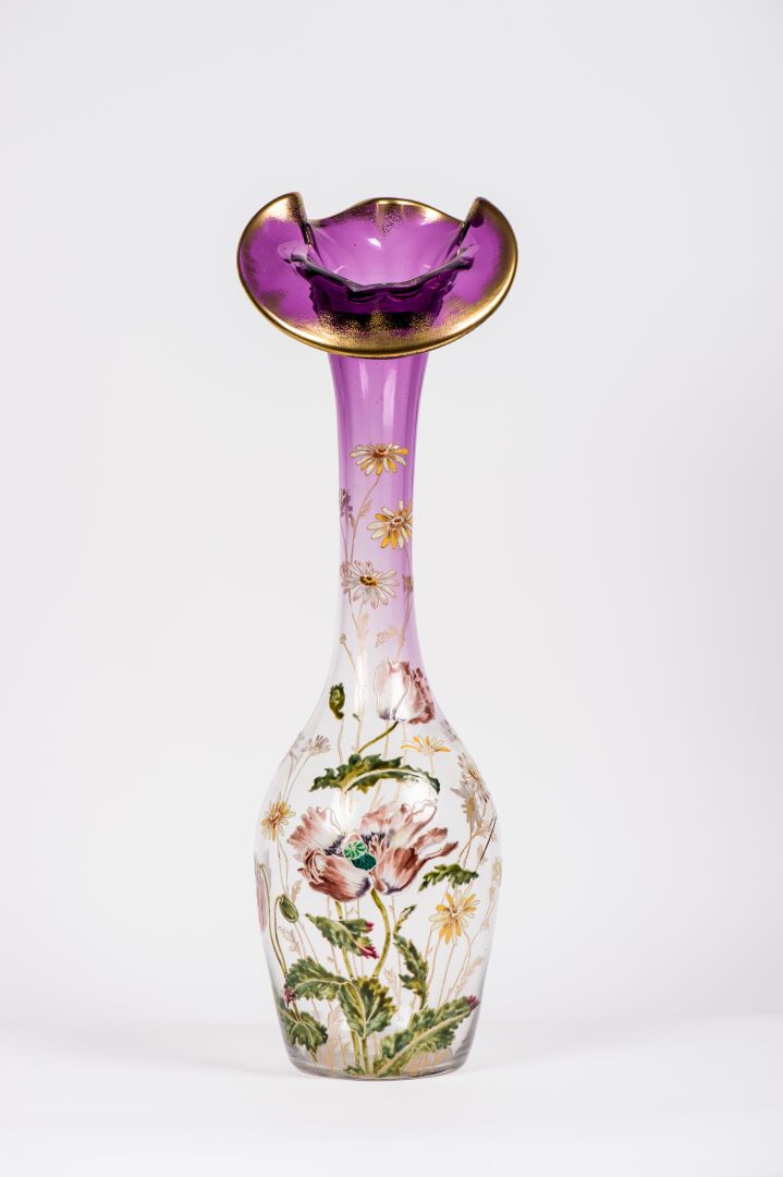 Null 归功于LEGRAS。一个大型的半透明和粉红色的玻璃花瓶，上面有罂粟花和雏菊的珐琅装饰，长颈和花冠嘴唇上有金粉。20世纪初（高：70.5厘米）