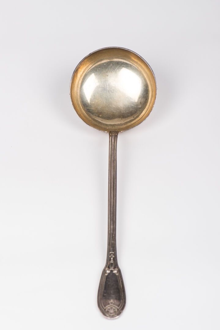 Null 银勺，Minerva印记，装饰有鱼片、卷轴和贝壳，勺子内侧有vermeil，刻有图案（重量：226克）