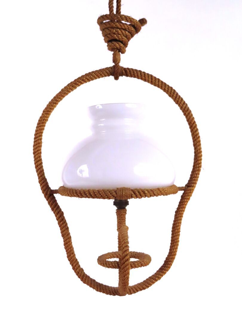 Null 归属于Adrien AUDOUX和Frida MINNET（20世纪）。吊灯，绳索结构，乳白色玻璃灯罩（高：56厘米）