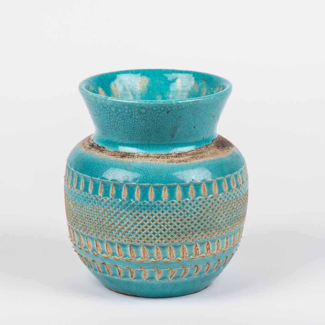 Null 让-贝斯纳（1889-1958）。绿松石蓝色釉面陶瓷花瓶，有几何装饰，背面有签名（高：18.5厘米）