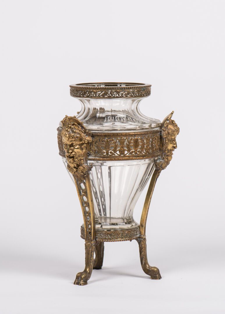 Null 一个水晶花瓶，可能是圣路易斯的，有平坦的肋骨，装在一个饰有三个巴克斯头像，一个棕榈花纹的中楣和三个后腿的铜框中。拿破仑三世时期，约1860年（高：28&hellip;