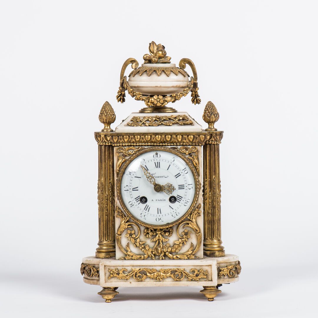 Null Reloj de mármol blanco y bronce dorado, con esfera con números romanos y ar&hellip;