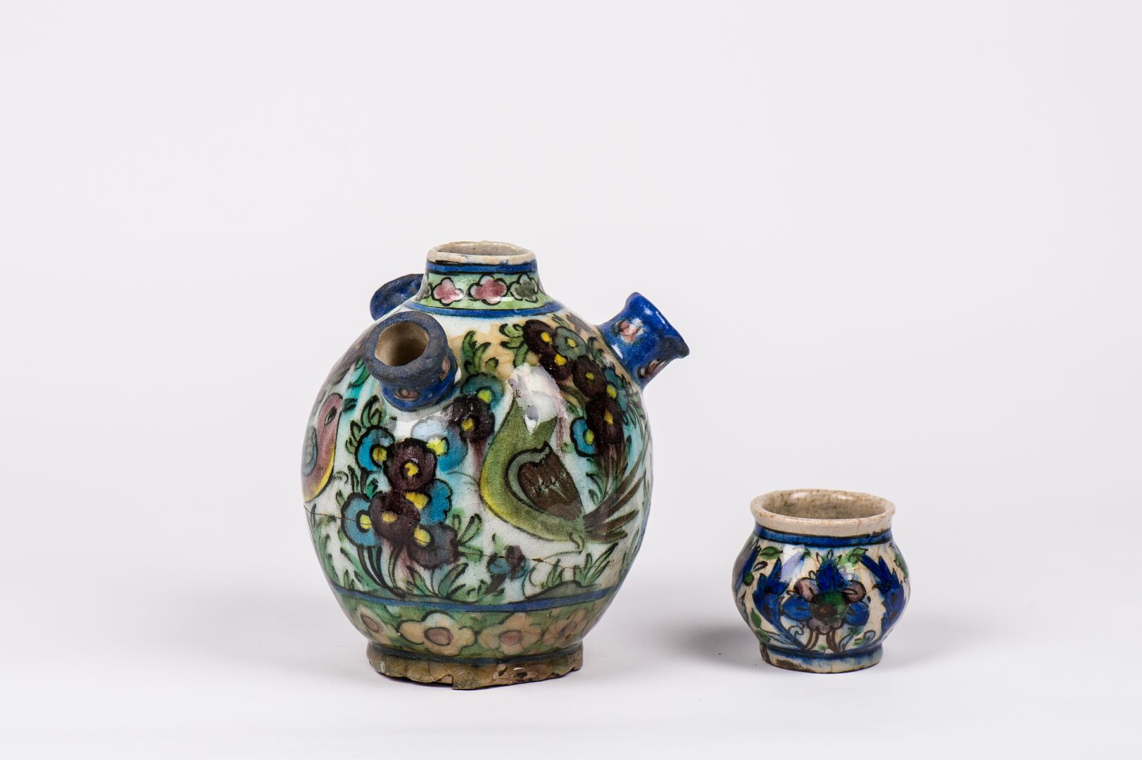 Null Lot comprenant un vase bouquetière en céramique siliceuse décor d'oiseaux p&hellip;