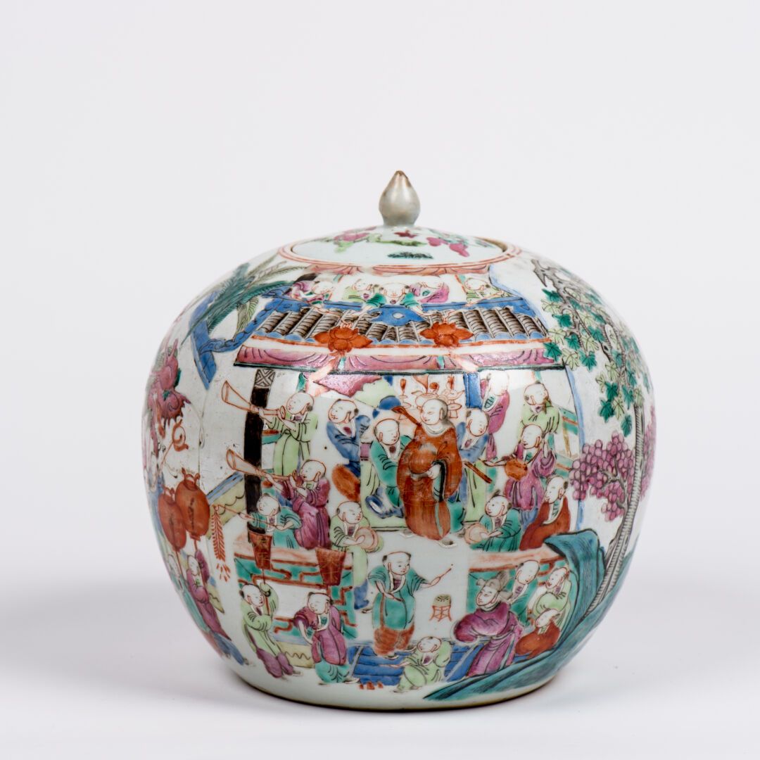Null 多彩瓷盖球状姜壶，装饰有儿童和人物的队伍，并有龙的图案。中国，19世纪末-20世纪初（高：24厘米）（内部有星形凸起，装饰有轻微磨损）。